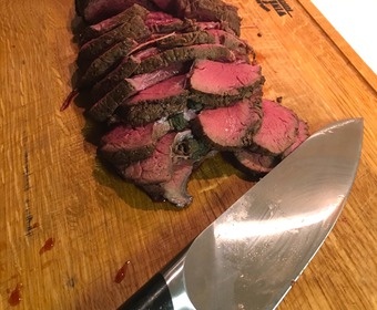  Steak de gibier sur la planche à découper PS